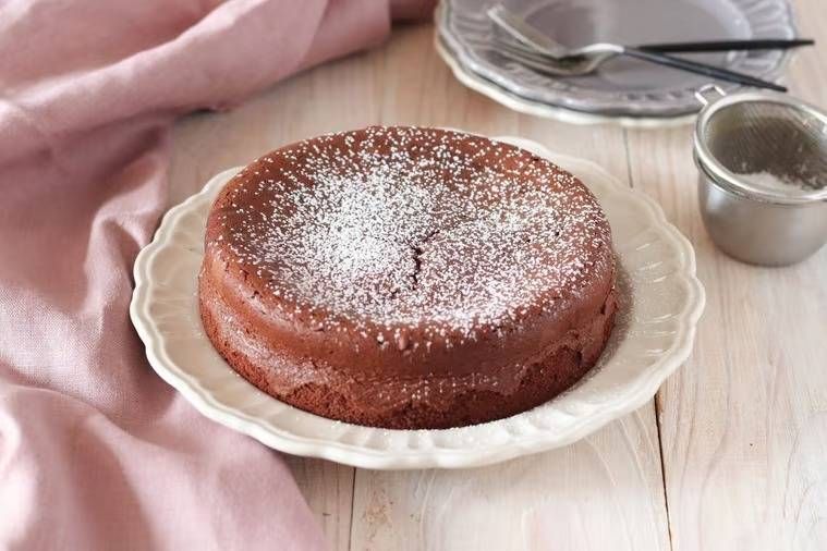 白い器に置かれたおからガトーショコラ