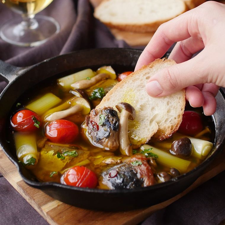 スキレットに盛られたさば味噌アヒージョ