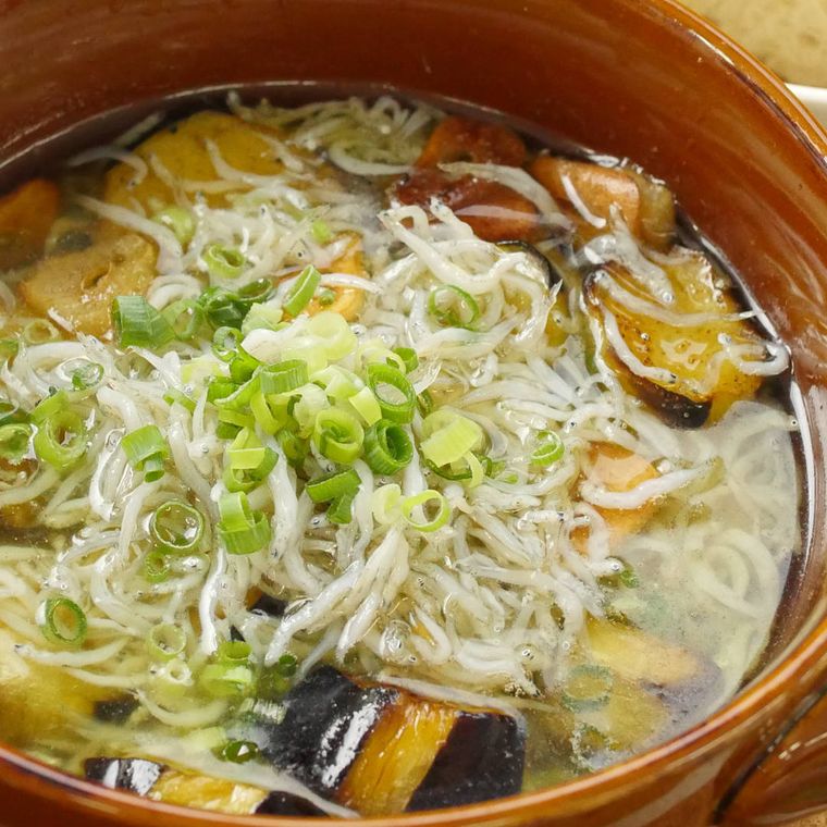 器に盛られたなすとしらすの柚子こしょうアヒージョ