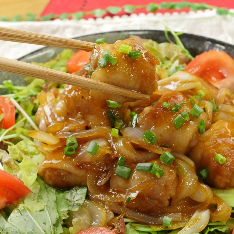 黒い皿に盛り付けた豚にんにくのしょうが焼き