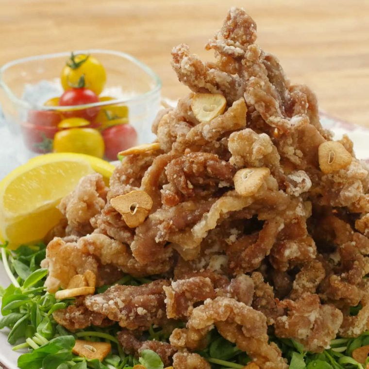 白い皿に盛り付けた豚小間とにんにくの竜田揚げ