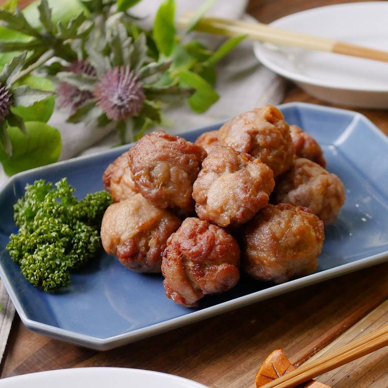 青い角皿に盛り付けられた豚こま唐揚げ