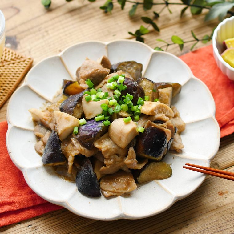 陶器に盛り付けた豚肉となすのにんにく味噌炒め
