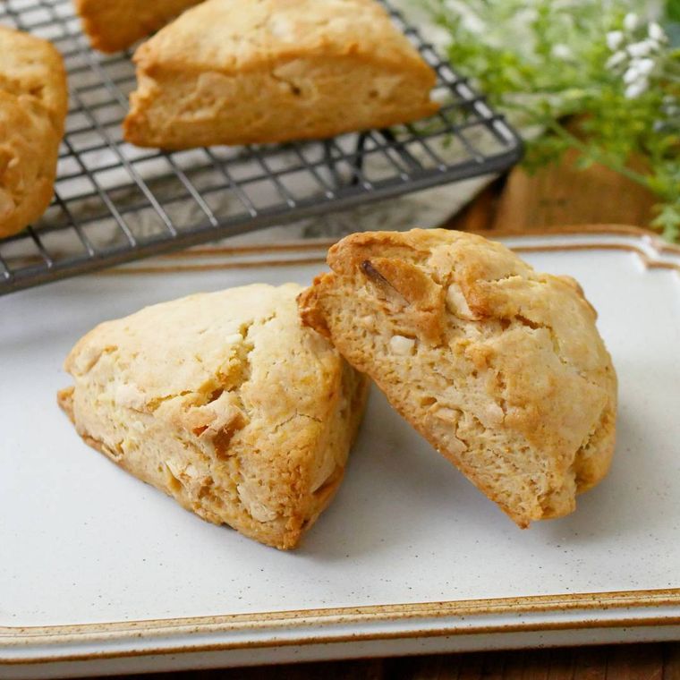 白いお皿に盛り付けられたホワイトチョコと紅茶の豆乳スコーン