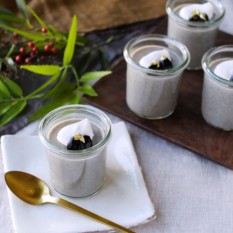 ガラス容器に入っている黒豆豆乳プリン