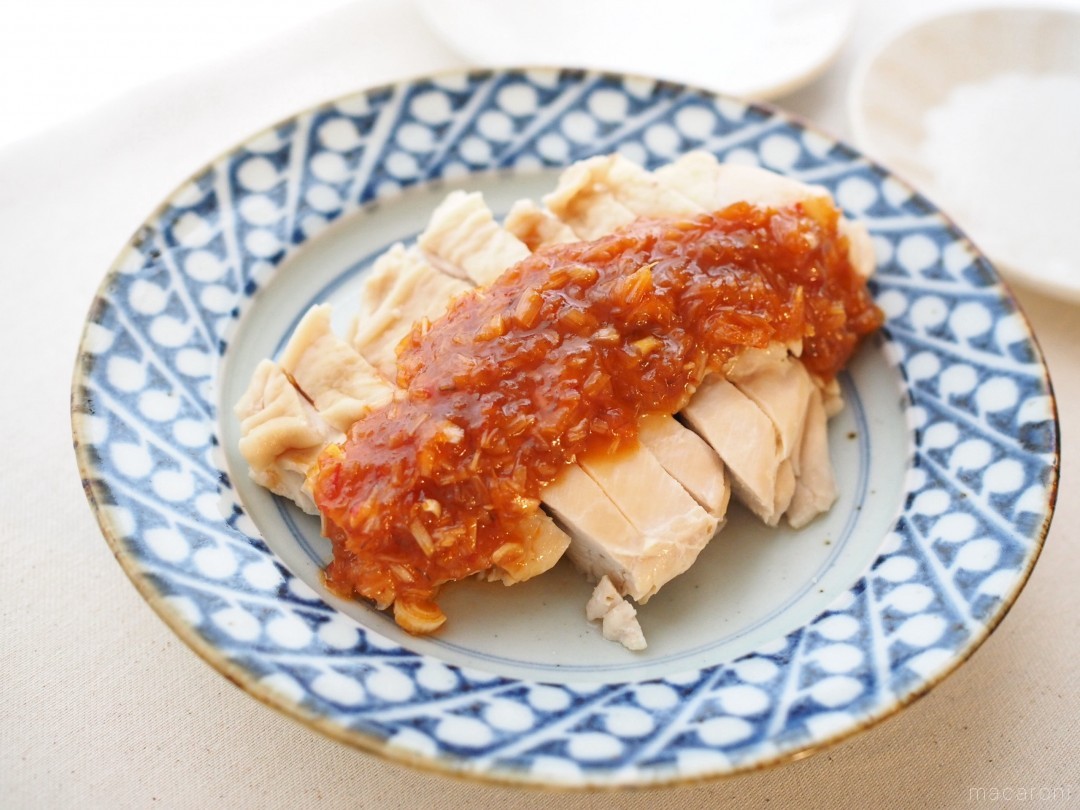 フライパンでしっとり仕上げる 蒸し鶏の甘辛ネギ味噌たれ Macaroni