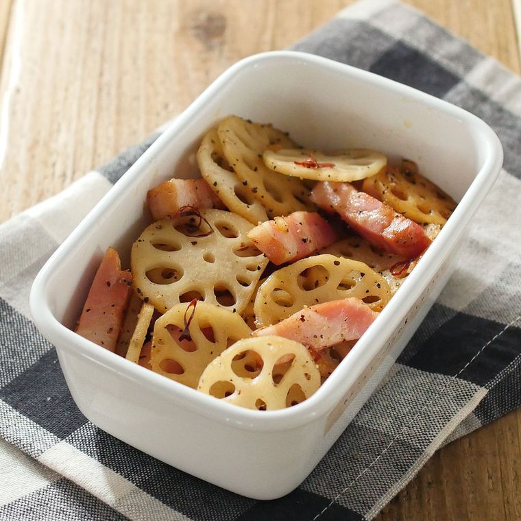 白い容器に入った、れんこんとベーコンのきんぴら