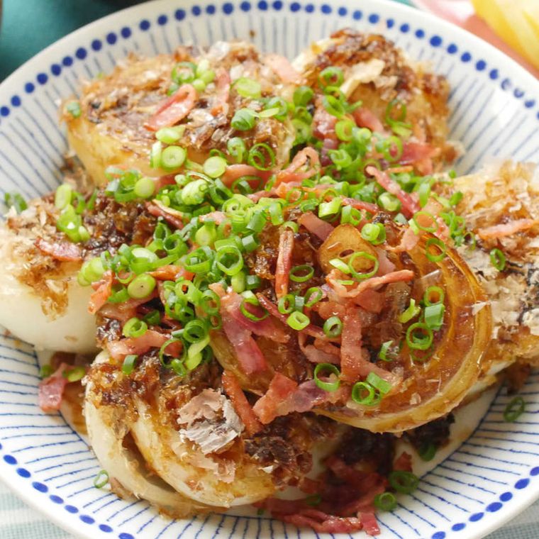 青い絵柄の皿に入った、玉ねぎとベーコンのバター醤油焼き