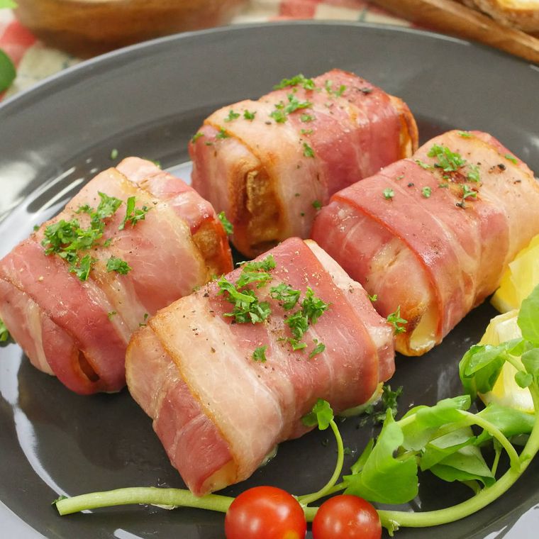 黒い皿に入った、厚揚げのベーコン巻き