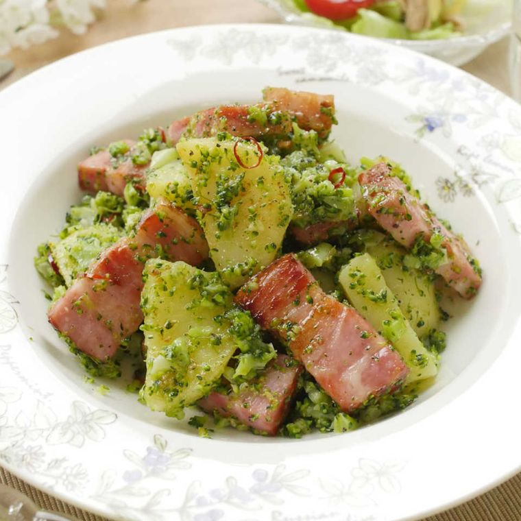 白い皿に入った、ベーコンとブロッコリー、じゃがいものペペロンチーノ