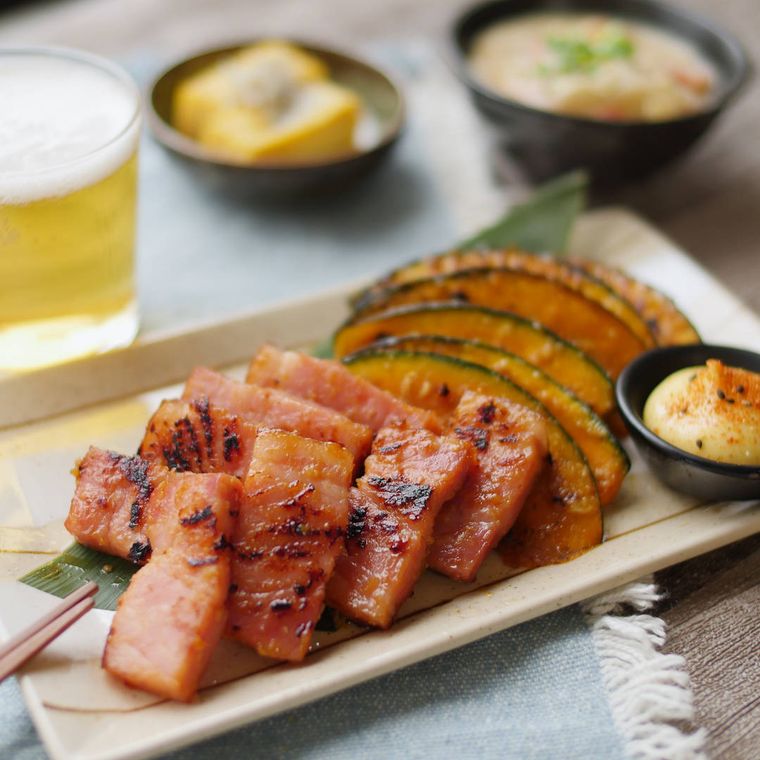 四角の皿にのった、かぼちゃとベーコンの味噌漬け焼き