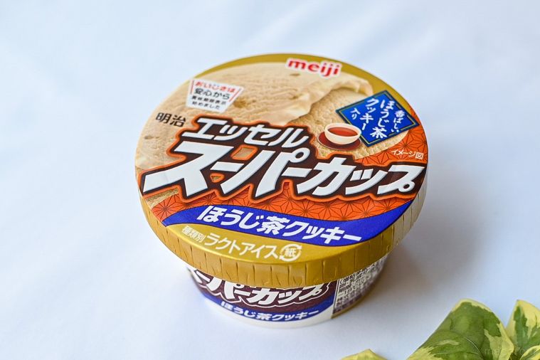 エッセルスーパーカップのほうじ茶クッキーのパッケージを斜めから