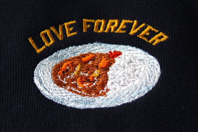 1月はカレー月間!リアルな刺繍が入った “カレーパーカー” が新発売、今ならおまけも付いてくるの画像