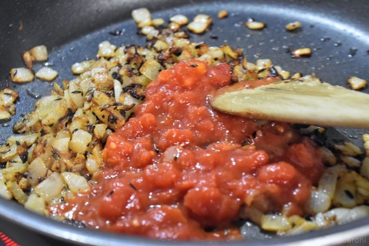 炒めた玉ねぎにトマト缶を追加したところ