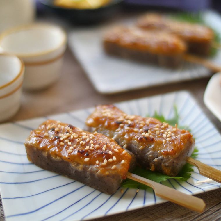 柄物の角皿に盛りつけられたこんにゃくのなめたけ入りみそ田楽