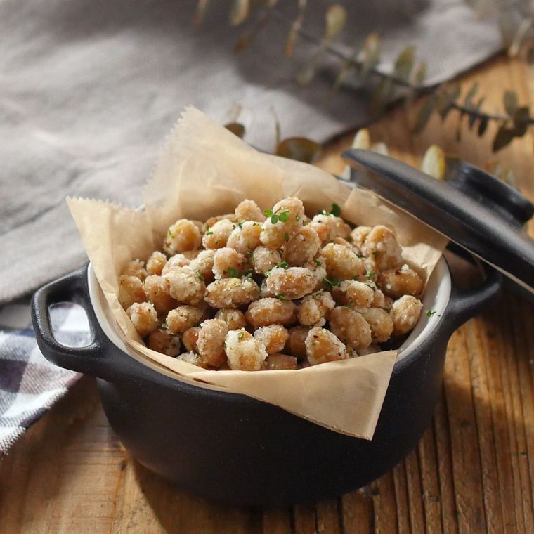 小さな両手鍋に盛りつけられているチーズ味のおつまみ揚げ大豆