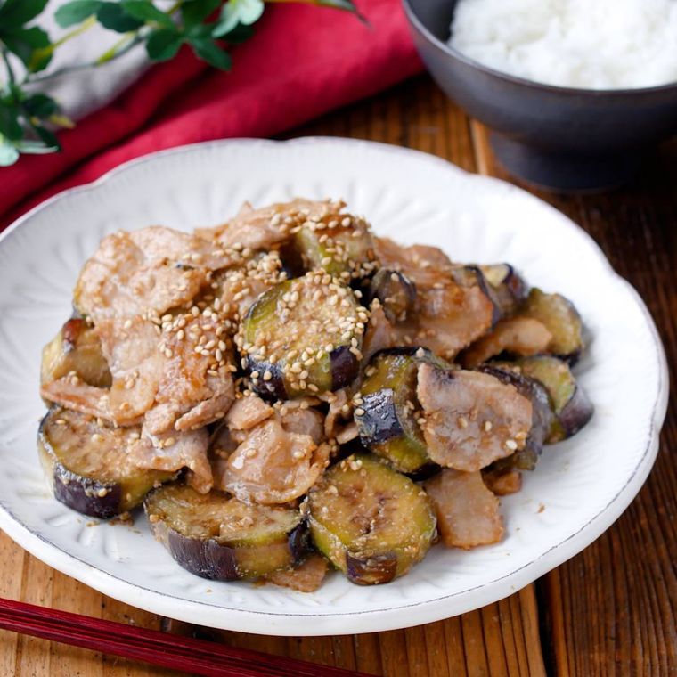 白い皿に盛り付けられた豚バラ肉となすのみそ炒め