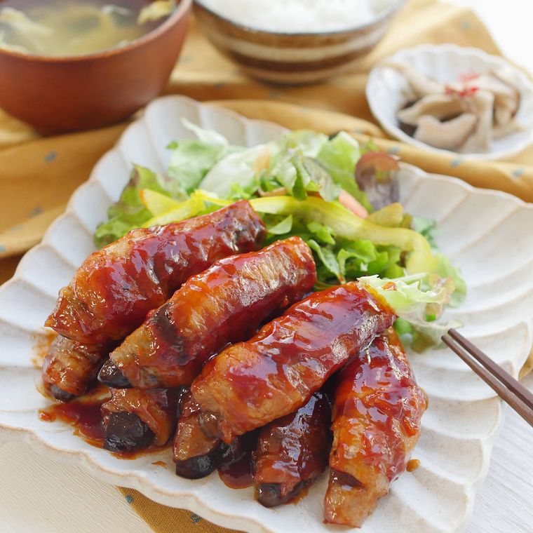 白い皿に盛り付けられた肉巻きなすのケチャポン酢豚