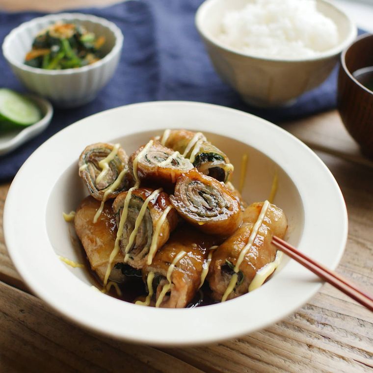 皿に盛り付けられた豚バラ肉となすの照りマヨロール