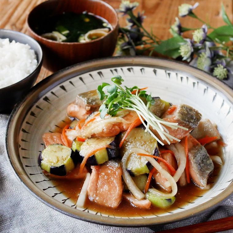 茶色い柄の皿に盛り付けられた鮭と野菜の南蛮漬け