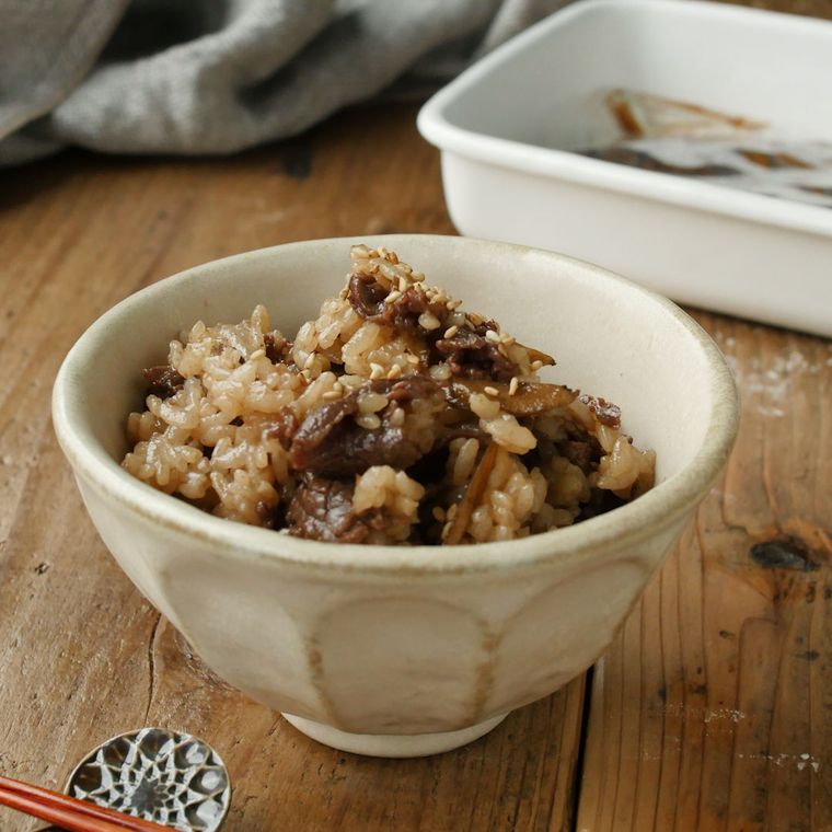 白い茶碗に盛り付けられた牛ごぼうの混ぜごはん