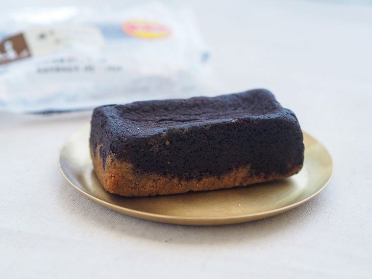 袋から皿に出したマチノパン 焼チョコタルト