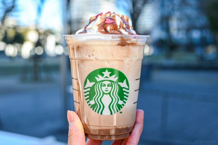 スターバックスのメルティ 生チョコレート フラペチーノ®を持っているところ