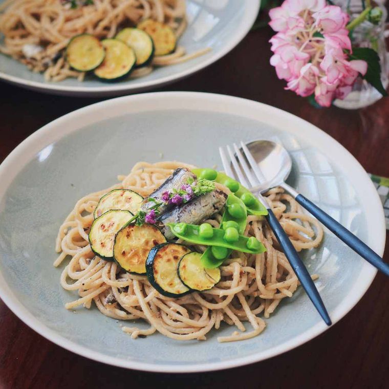 丸いプレートに盛り付けたオイルサーディンのペペロンチーノ