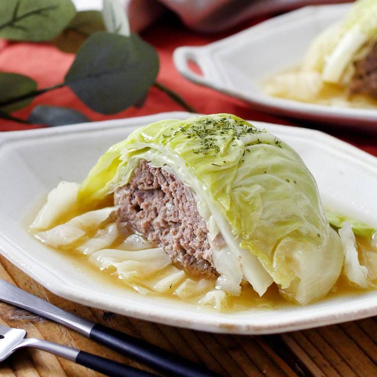 皿に盛りつけられた巻かないロールキャベツ