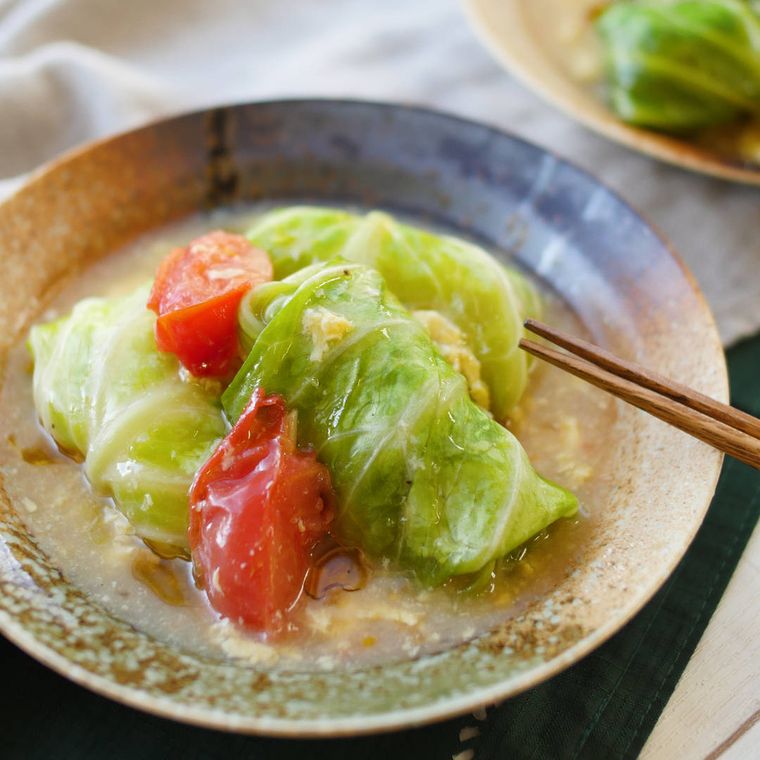 器に盛りつけられた卵あんの餃子ロールキャベツ
