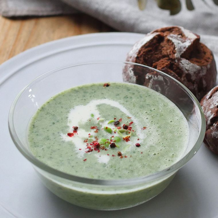 ガラスの器に盛ったモロヘイヤのポタージュ