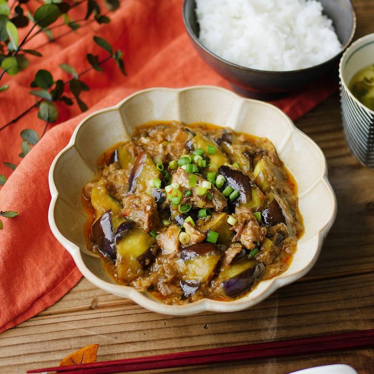 ベージュの花形の皿に盛り付けられたさば缶の麻婆茄子