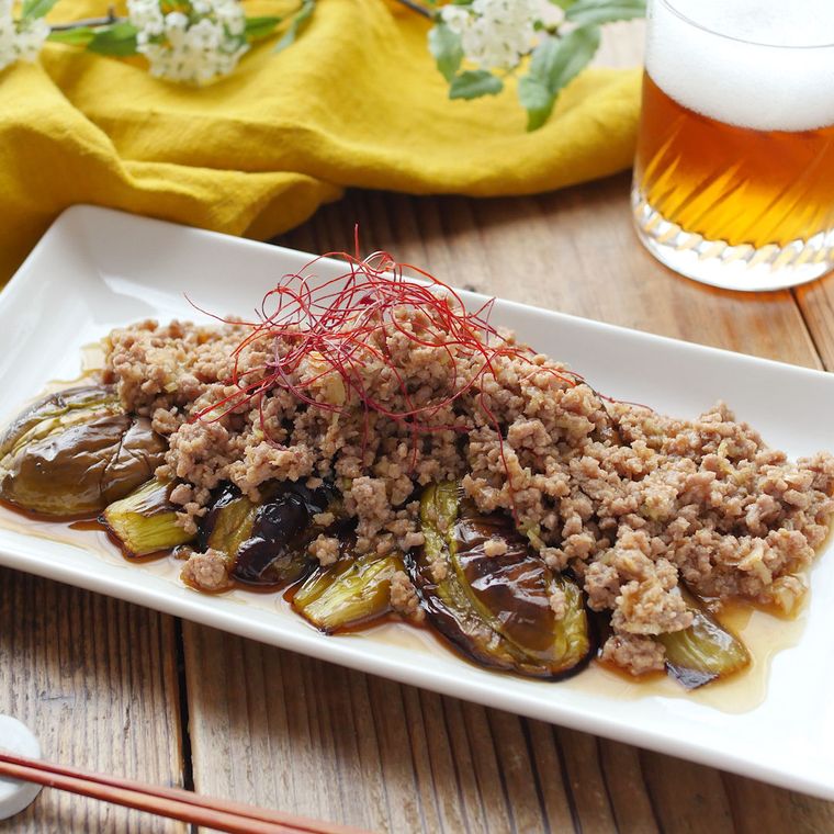 白い角皿に盛り付けられた麻婆のっけ茄子