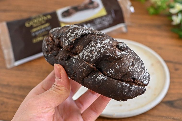 全4種を食べ比べ!ローソン×GODIVAの新作コラボシリーズ、チョコカレーパンから金粉入りエクレアまで♪の画像