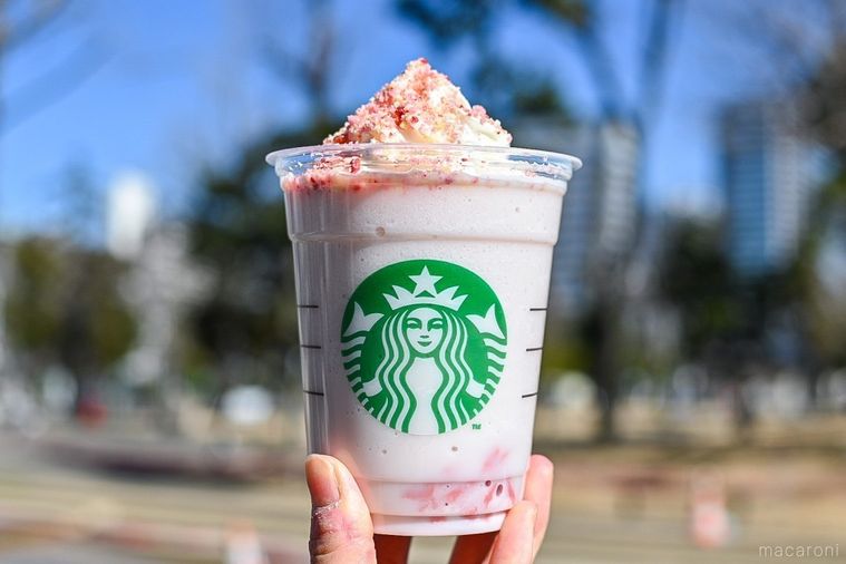 スターバックスのさくらふわり ベリー フラペチーノ®を持っているところ