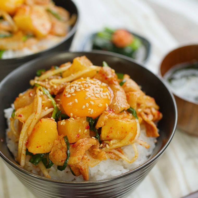 黒い器に盛り付けられている豚肉ともやしのカクテキ丼