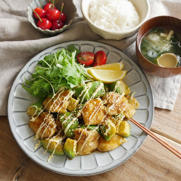 グレーの皿にのったささみとアボカドのマヨネーズ焼き