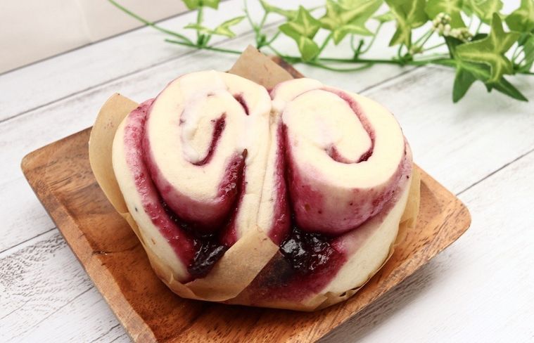 テーブルの上に、お皿にのったもちもちブルーベリーブレッドが置かれている