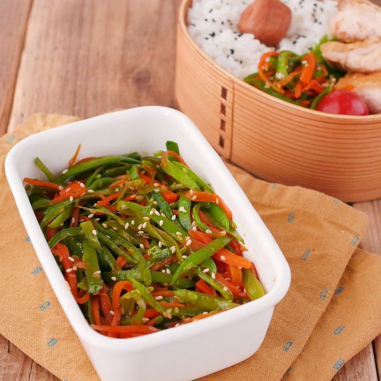 長方形の器に絹さやのきんぴらが入っている