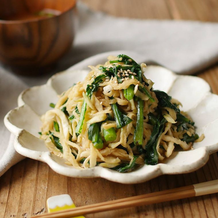 皿に春菊と切り干し大根の甘醤油和えが入っている