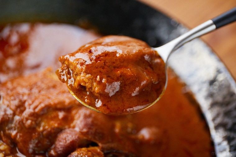 チキンカレーをすくっているところ