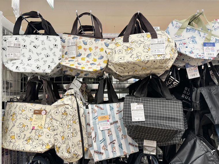 ダイソー店頭に並ぶディズニー柄の保冷バッグ