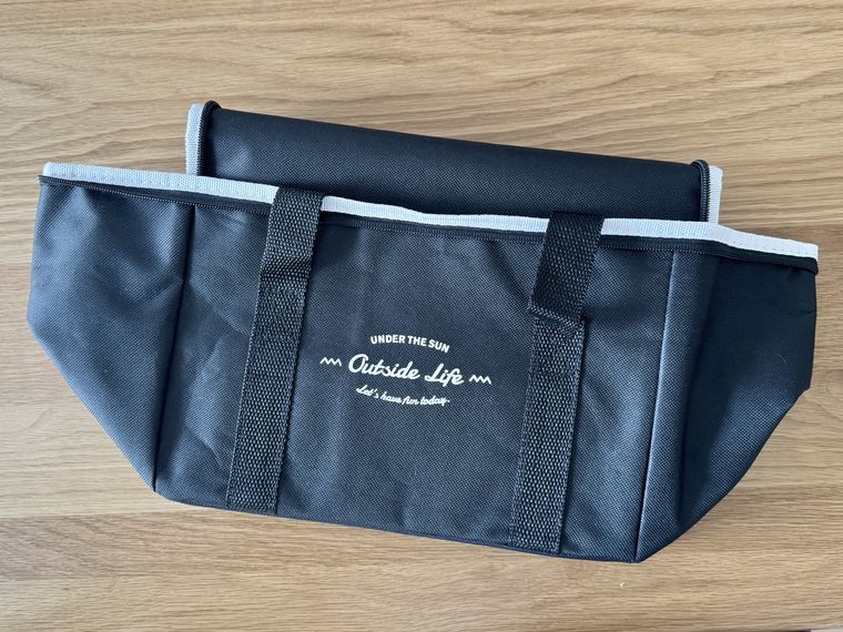 テーブルに置かれたダイソーソフトクーラーバッグ保冷保温