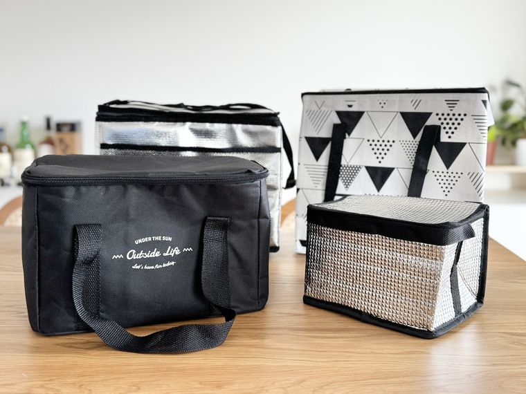 テーブルに並ぶダイソーの保冷バッグ4種類