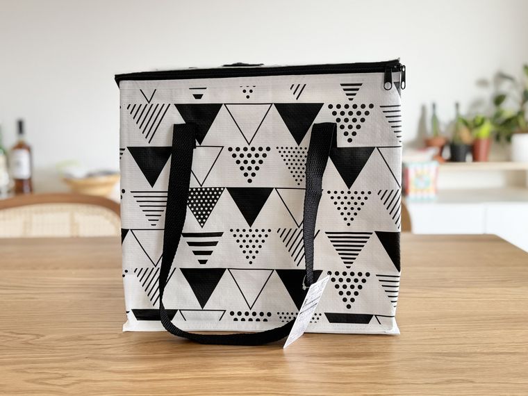 テーブルに置かれたダイソーアルミ保温保冷バッグ幾何学柄