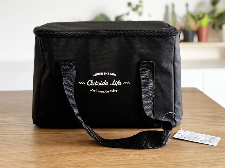テーブルに置かれたダイソーソフトクーラーバッグ保冷保温