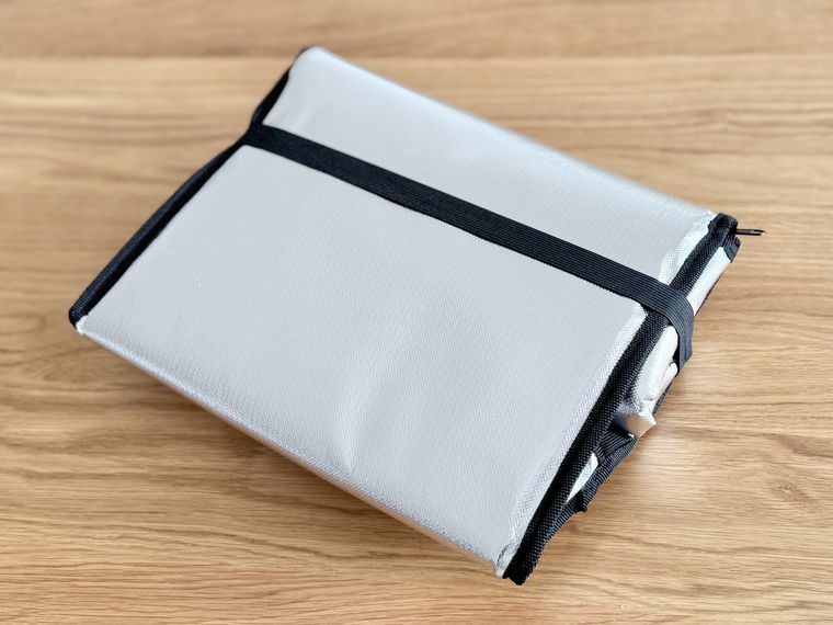 折りたたんだ状態のダイソーアルミソフトクーラーバッグ