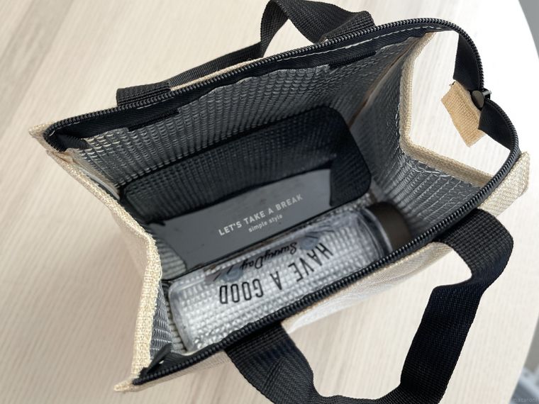 お弁当箱を入れたダイソーマチ広ランチバッグ