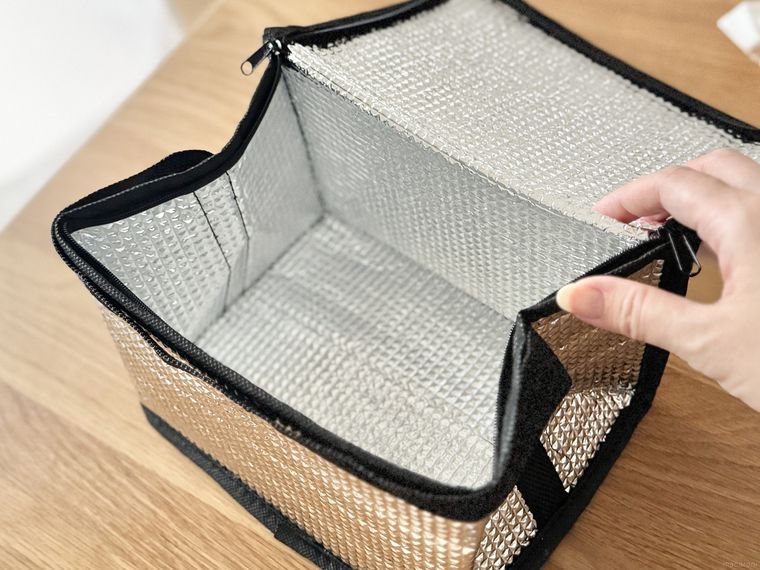 ダイソーアルミバッグボックス型、缶対応の内側