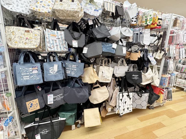 ダイソー店頭に並んでいる保冷バッグ